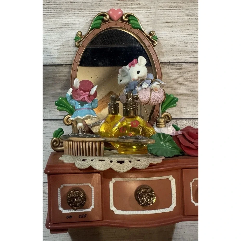 Vintage Lustre Fame Mouse Small World Little Dresser Vanity Music Box SEE VIDEO